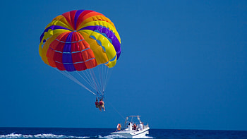 Parachute ascensionnel in Barcelona, Exciting storm thrill, Aerial adventure, Sky high excitement HD wallpaper