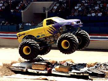 monster jump, hardcore, stunts, vehicle, cars, monstertruck HD wallpaper