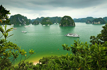 Halong Bay, Vietnam, que island, Serene boat, Magical scenery HD wallpaper