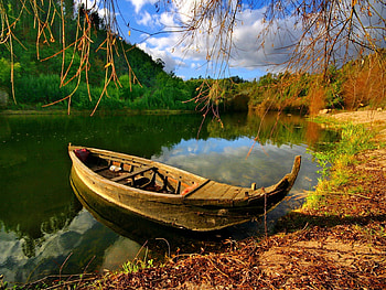 Lone boat on mountain river, river, boat, sunny, peaceful, shore, abandoned, lone, reflection, trees, water, calm, sun, lonely, lake, mountain, summer, mirrored, nature, sky HD wallpaper