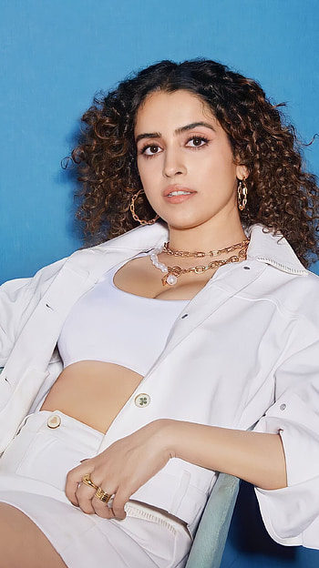 Saniya Malhotra, bollywood actress HD phone wallpaper