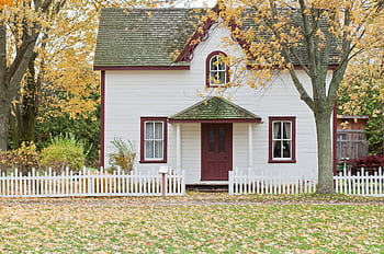 que traditional house with autumn foliage and a white picket fence in London, Ontario. HD wallpaper