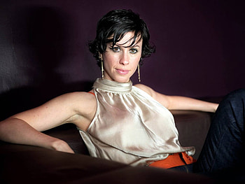 Alanis Morissette, sexy, brunette, canadian, singer HD wallpaper