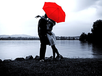 Love and the red umbrella, black and white, couple, trees, kissing, red umbrella, water, shoreline HD wallpaper