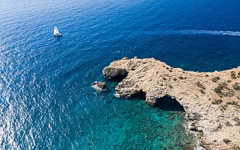 coast view from above, white yacht, sea, waves, rock, Greece, yacht at sea HD wallpaper