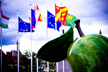 Apple and flags, place, town, community, european, flags, colmar, contrast, europe, square, mondial, france, flag, country, french, agora, rapp, mundial, apple, sky HD wallpaper