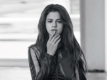 Selena Gomez Monochrome , selena-gomez, celebrities, girls, monochrome, black-and-white HD wallpaper