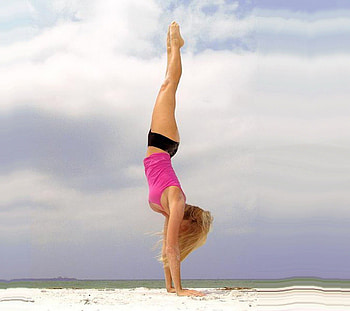 supermodel doing a difficult handstand, hot, cute, blonde, teen HD wallpaper