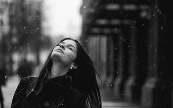 Monochrome Girl Outdoor In Snow Eyes Closed, monochrome, black-and-white, girls, model HD wallpaper