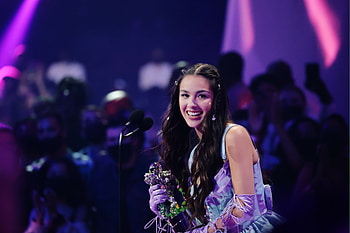 2021 MTV VMAs, Olivia Rodrigo HD wallpaper