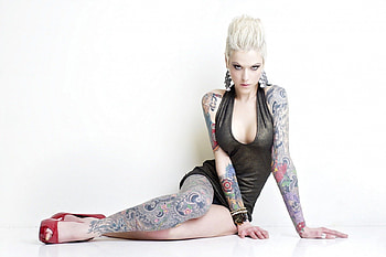 Tattoo Model, model, blond, tattoos, red heels HD wallpaper