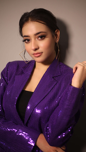Nikeet Dhillon, bollywood actress HD phone wallpaper