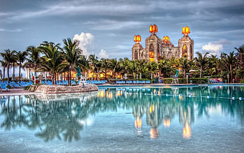 Atlantis Resort in the Bahamas, Luxury getaway, Exquisite beauty, Oceanfront paradise HD wallpaper