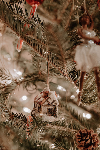Holidays, New Year, Decorations, Christmas, Small House, Lodge, Christmas Tree, Garland, Garlands HD phone wallpaper
