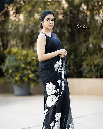 Priyanka Mohan, actress, saree, black HD phone wallpaper