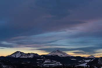 Skyline, sunset, mountains, cloudy day, nature HD wallpaper