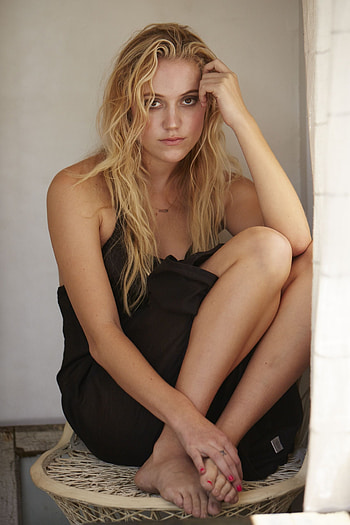 Maika Monroe movies, Maika Monroe hoot, Kerry Malouf makeup, Pasquel graphy HD phone wallpaper
