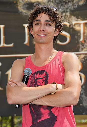 New Robert Sheehan , Fresh look, Handsome actor, Alluring gaze HD phone wallpaper