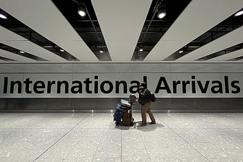 London Heathrow Airport, Omicron travel restrictions, The New Yorker HD wallpaper
