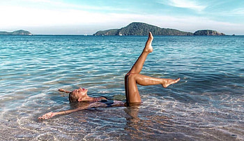 ANJELICA EBBI, BIKINI, BLONDE, ISLANDS AND BOATS, PLAYING IN THE WATER HD wallpaper