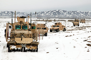 Military convoy on the move, military, winter, convoy, military convoy, mountain, snow, gun, missile, truck, humvee HD wallpaper