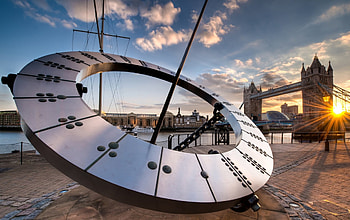 sun dial by the thames river in london r, river, sun dial, bank, bridge, sculpture, r HD wallpaper