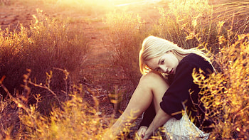 Girl Head On Knees, girls, sad, alone, fields HD wallpaper