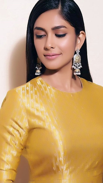 Mrunal Thakur, Bollywood HD phone wallpaper