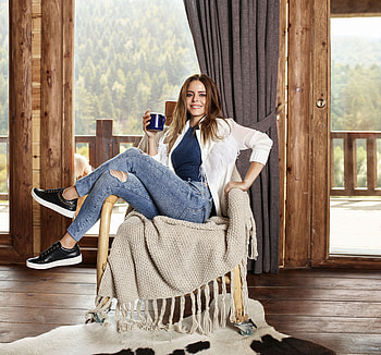Smile, sit, Simge Sagin, pretty, celebrity HD wallpaper