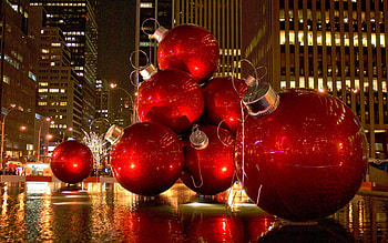 Red Christmas balls, bigs, attractive, fantastic, christmas, red, street, balls HD wallpaper