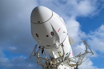 SpaceX Dragon dom, Falcon 9 rocket, NASA crew launch HD wallpaper
