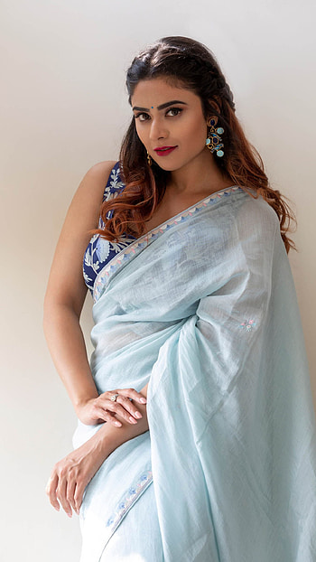 Priyanka Sharma, saree lover, telugu actress HD phone wallpaper