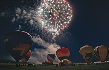 HOT AIR BALLOON FIREWORKS, fireworks, hot air balloons, nite, show HD wallpaper