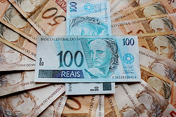 Close-up of Brazilian Real banknotes featuring different denominations and intricate designs. HD wallpaper