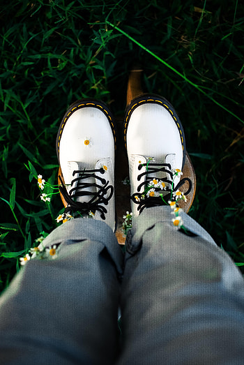 Flowers, Grass, Camomile, Miscellanea, Miscellaneous, Legs, Boots, Shoes HD phone wallpaper