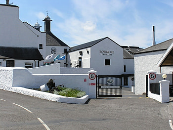 Bowmore Distillery - Islay - Scotland, Scotch Whisky, Scotland, Islay, Bowmore Distillery HD wallpaper