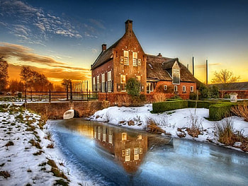 The First Snow, winter, river, colorful, car, colors, peaceful, houses, beauty, reflection, snow, trees, road, water, sunset, architecture, house, villa, beautiful, grass, building, view, bridge, clouds, nature, sky, lovely HD wallpaper