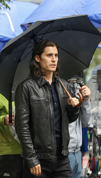 WeCrashed, Apple TV series, Jared Leto's portrayal, Actor's showcase HD phone wallpaper