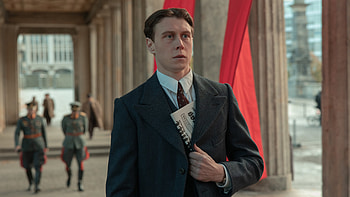 George MacKay Jannis Niewohner Jeremy Irons Jessica Brown Findlay Liv Lisa Fries Ulrich Matthes Anjli Mohindra Munich The Edge of War HD wallpaper