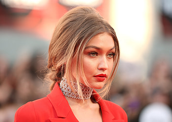 Gigi Hadid, Model, Celebrity, American, Blonde, Lipstick, Necklace HD wallpaper