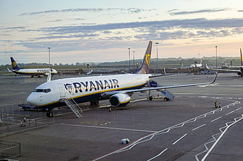 Ryanair passenger issues, Refunds and cancellations, Travel disruptions, Customer complaints HD wallpaper