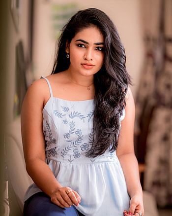 Shruti Selvam, dress, Tamil actress HD phone wallpaper