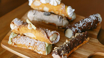 Cannoli bar, Avondale Heights, Delectable treat, Italian delight HD wallpaper