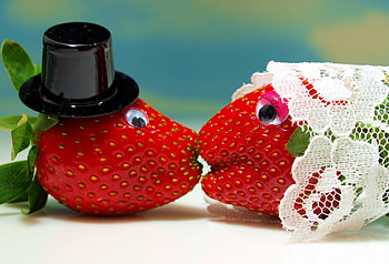 Strawberry wedding, wedding, art, love, cute, kiss HD wallpaper