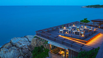 Evening Dinner, night, dinner, mood, hotel, beach, light, view, evening, ocean HD wallpaper