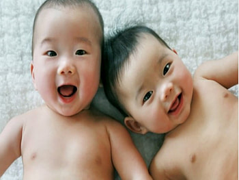 BABIES PLAYING, human, nature, life, usa HD wallpaper