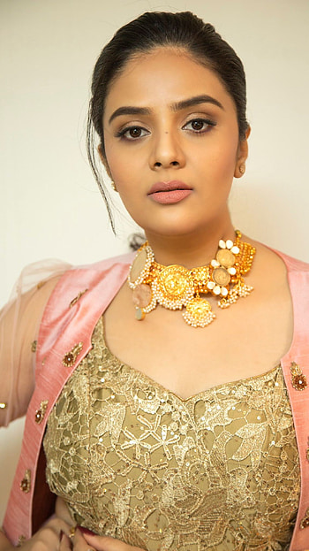 Sreemukhi, anchor, actress HD phone wallpaper