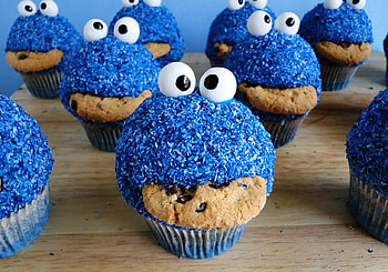 Cookie Monster Cupcakes, blue, cakes, eyes, funny, monster, food, cookies HD wallpaper