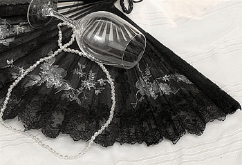 black still life, black, graphy, necklace, ladies, beautiful, lace, fan, nice, still life, elegant, pearl, cool, glass HD wallpaper