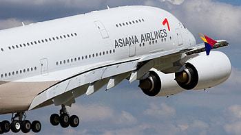 Asiana Airlines (Travels), Liquidity concern, Share suspension, Financial risk HD wallpaper